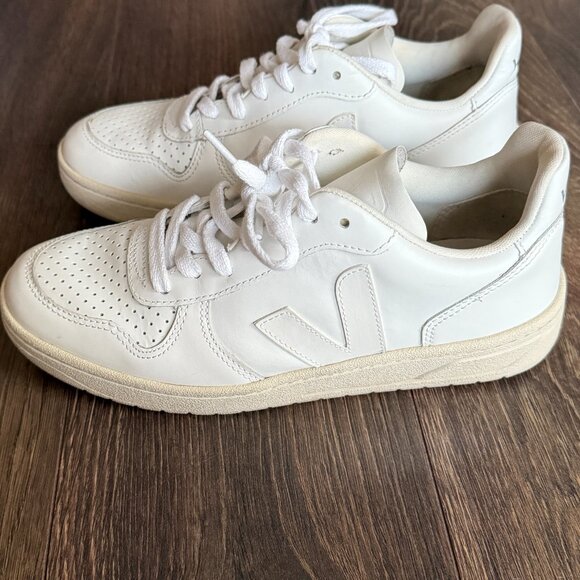 Veja - V-10 Sneaker - Picture 2 of 6